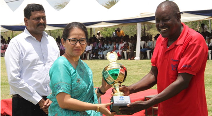 Chief Guest Her Excellency Madam Namgya C. Khampa, Indian High Commissioner to Kenya presents trophies to the winners, accompanied by Company CEO, Subodh Srivastav