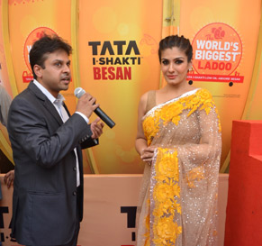 Amit Sridharan (left), head, Pulses Business, Tata Chemicals, with actress Raveena Tandon (right) at Andhericha Raja Ganpati Pandal in Mumbai