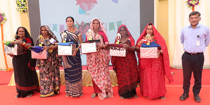 N. Kamath, Chief Manufacturing Officer & Plant Head (Mithapur), Tata Chemicals, at the prize distribution ceremony of TCSRD’s International Women’s Day celebrations at Mithapur