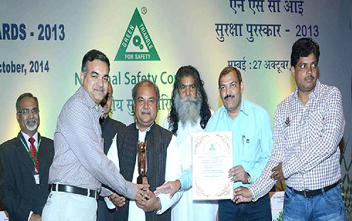 Saurabh Mathur, Sandeep Kumar and Bhuvnesh Kumar of Tata Chemicals receiving the 'Suraksha Puraskar' award from Shri Narendra Singh Tomar, Hon'ble Union Minister for Mines, Steel, Labour and Employment